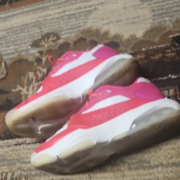 Jordan Athletic Shoes Pink and White - Picture 9 of 11